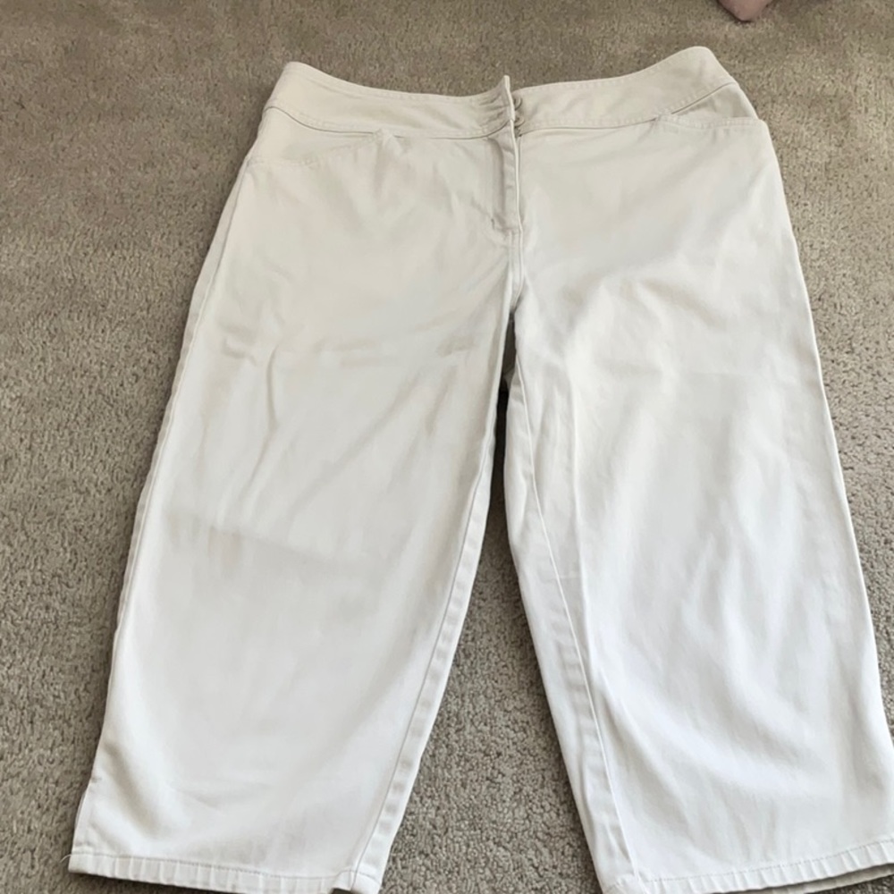 Women’s off white capris pants. Size 10P